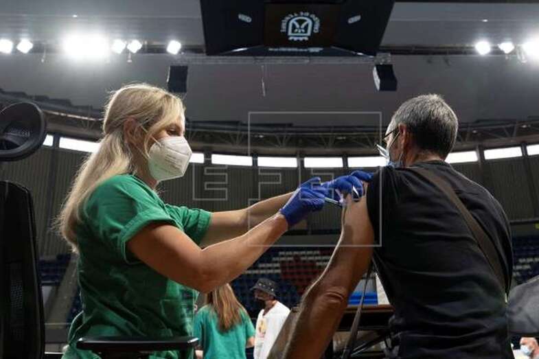 En la imagen de archivo, una enfermera vacuna a un hombre en el pabellón Santiago Martín, en La Laguna, donde se desarrolla la jornada de vacunación. EFE/ Miguel Barreto